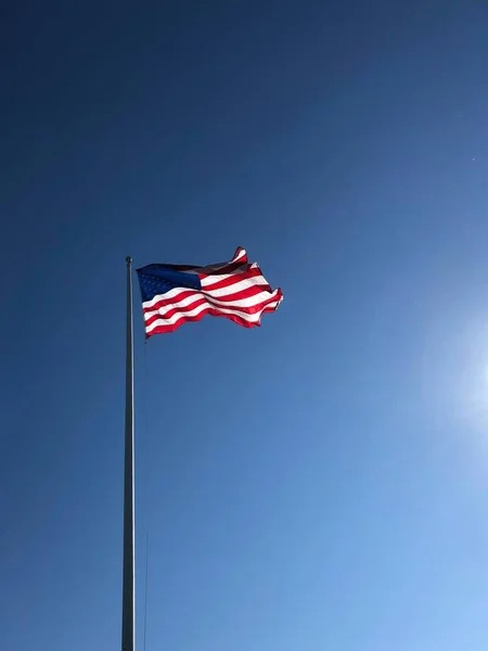 Amerikansk Flagga Blåser Mot Blå Himmel Usa — Stockfoto