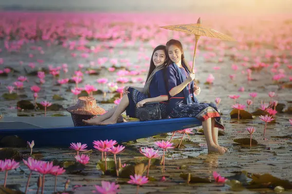 Deux Femmes Assises Sur Bateau Dans Lac Fleur Lotus Thaïlande — Photo