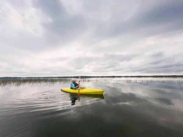 Amerika Gölde Kayak Yapan Yaşlı Bir Kadın — Stok fotoğraf