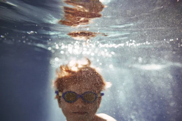 Nahaufnahme Eines Jungen Der Einem Schwimmbad Unter Wasser Schwimmt — Stockfoto
