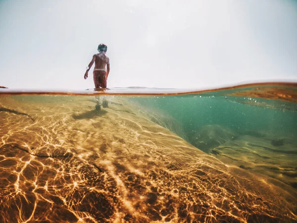 Niño Pie Sobre Una Roca Lago Superior Estados Unidos —  Fotos de Stock