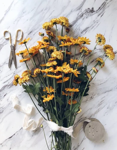 Chrysanthèmes Orange Ciseaux Ruban Sur Une Table Marbre — Photo