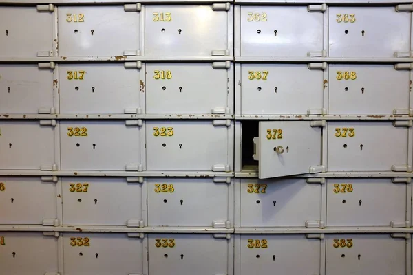 Vista de cierre de las cajas fuertes numeradas - foto de stock