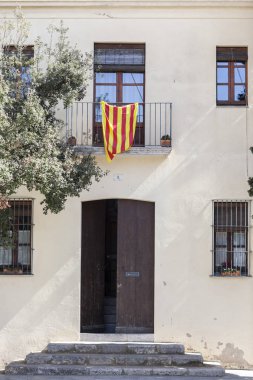 Köy Argentona, Catalonia Katalan bayrağını balkonlu bina cephe.