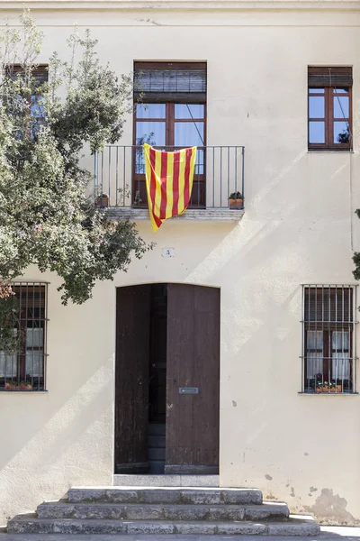 Edifício Fachada Com Varanda Bandeira Catalã Aldeia Argentona Catalunha — Fotografia de Stock