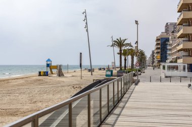 Deniz mesire ve Akdeniz sahil içinde Katalan köy ve Costa Dorada, Calafell, İspanya.