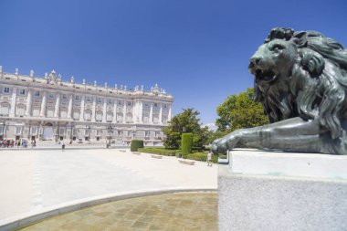 Aslan heykeli, kare, Plaza de Oriente ve Kraliyet Sarayı, Madrid.