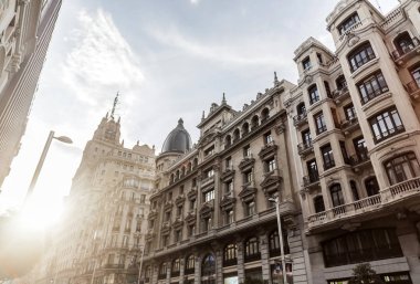 Cadde görünümü, Gran Via, Madrid bina cephe.