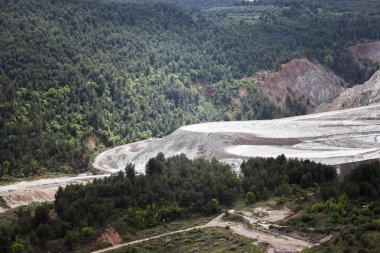 Eski tuz ile benim Katalan köy, Cardona yakın, İspanya manzara.