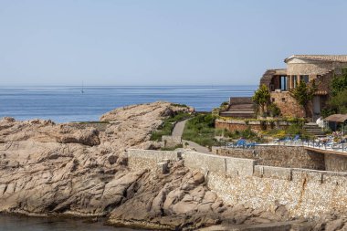 Akdeniz ve kayalıklarla, Sant Feliu de Guixols, Costa Brava, Catalonia evi.
