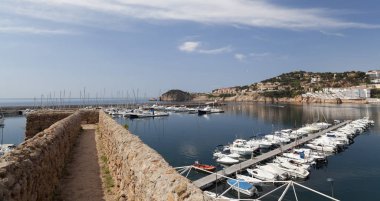 Liman ve marina katalan köyü costa brava, Sant Feliu de Guixols, Katalonya, İspanya.