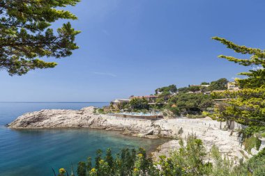  Akdeniz ve kayalıklarla, Sant Feliu de Guixols, Costa Brava, Catalonia evi.