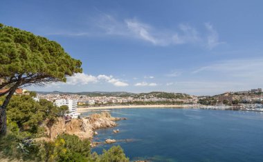 Akdeniz ve köy görünümü, Sant Feliu de Guixols, Costa Brava, İspanya.