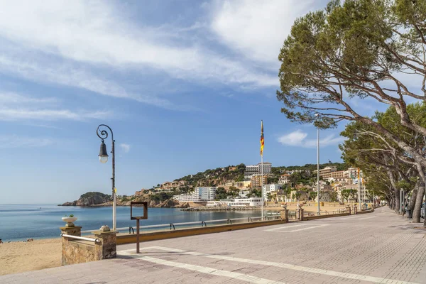 Akdeniz sahil ve deniz gezinti, costa brava köyü. Sant Feliu de Guixols.Spain.