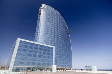 Hotel W veya Hotel Vela, modern mimari ile Barceloneta Mahallesi, şehir manzarası içinde bina ikonik Ricard Bofill, mimar. Barcelona.