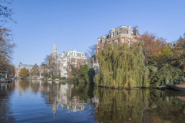 Klasik Hollandalı ev ve yansıma kanal üzerinden. Amsterdam.