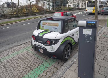 Brüksel'in bir sokakta elektrikli otomobil.