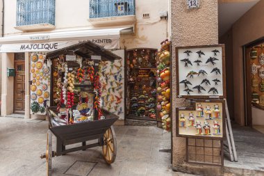  Tipik ürünleri bölge ve Hatıra Eşyası sokak bir köyde, Collioure Cote Vermeille kıyılarında alışveriş. Fransa.
