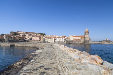   Akdeniz beach ve kule kilise eski binada Fransız Collioure Köyü, Cote Vermeille, Occitanie, Fransa.