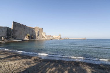  Akdeniz sahil, kule kilise binasında eski Fransız Collioure Köyü, Cote Vermeille, Occitanie, Fransa.
