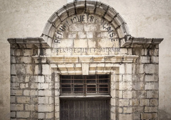 Старий Дверцятами Знаком Frenc Республіки Countty Девіз Collioure France — стокове фото