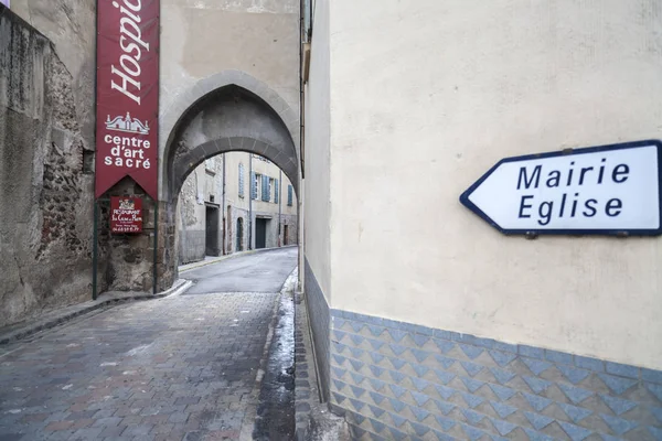  Eski sokak tarihi merkez, kapı kapı ve kilise işareti, Ile sur Tet.France.