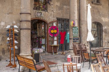 Teras bar Tarragona.Catalonia.Spain tarihi merkezi katedralde yakın turistik şehir noktasında.
