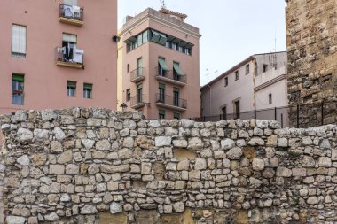 Antik Roma kalıntıları duvar ve cephe Tarragona.Catalonia.Spain evlerde.
