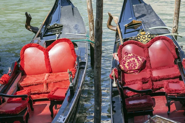 Duas Gôndolas Sobre Canal Venice Italy Imagem De Stock