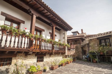 Tipik ev ve sokak görünümü Santillana del Mar, il Santander, Cantabria, İspanya turistik köyü.
