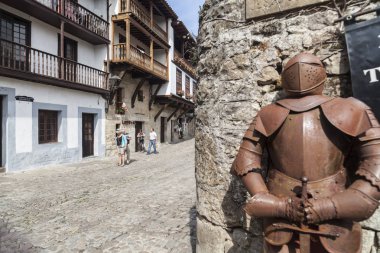 Ortaçağ zırh ve antik street Santillana del Mar. Cantabria, İspanya.