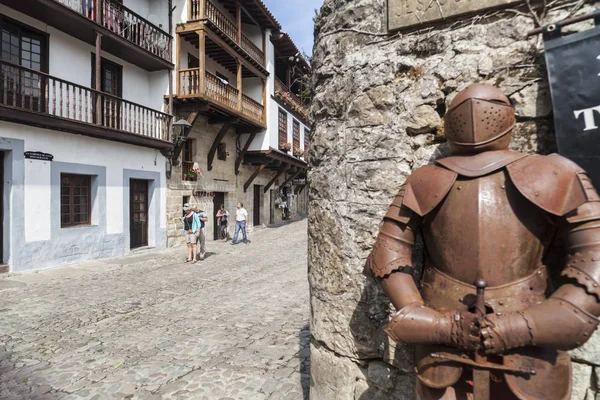 Ortaçağ zırh ve antik street Santillana del Mar. Cantabria, İspanya.