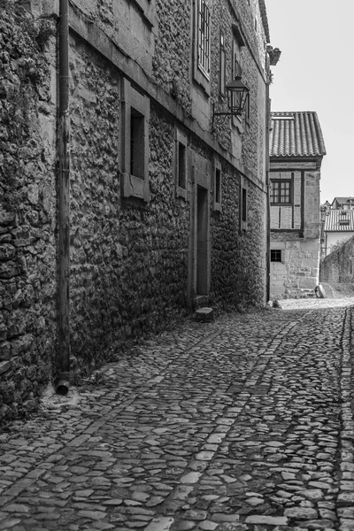 Tipik sokak Santillana del Mar, il Santander, Cantabria, İspanya turistik Köyü.