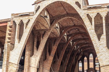 Şarap mahzeni, Celler cooperatiu, modernist tarzı Cesar Martinell, Sant Cugat, Catalonia, İspanya.