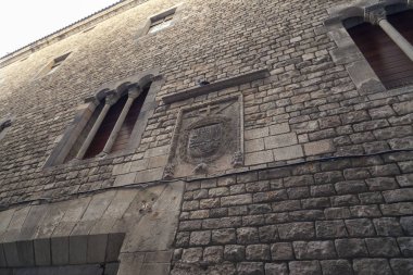 Barselona, İspanya. Tarihi bina Sarayı, Palau Reial Major ve Engizisyon kalkanı duvar taşı, gotik çeyrek.