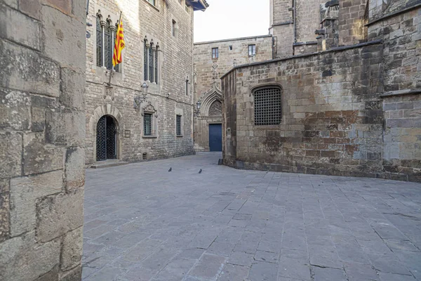 Barcelona, oude straat in gotische wijk, middeleeuwse gebouwen, kathedraal en Casa dels canonges. — Stockfoto