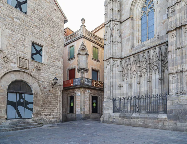 Catedral de Barcelona, España y Centro de Exposiciones Gaudí, barrio gótico . Imagen de archivo