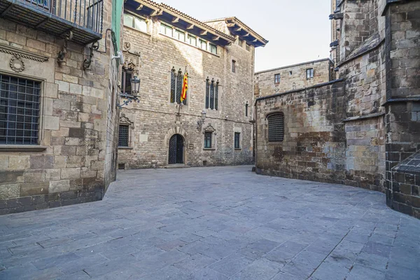 Barcelona, Antiga rua no bairro gótico, edifícios medievais, catedral e casa dels canonges . Fotos De Bancos De Imagens