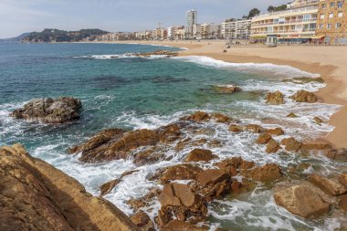 Lloret de Mar ve plaj genel görünümü, Costa Brava, Katalonya, İspanya.
