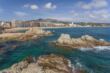Lloret de Mar ve plaj genel görünümü, Costa Brava, Katalonya, İspanya.