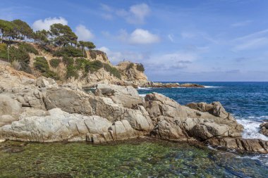 Lloret de Mar'daki Akdeniz kıyıları ve kayalıklar, Costa Brava, Katalonya, İspanya.
