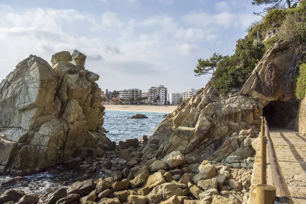 Playa de Fenals en Lloret de Mar, Costa Brava, Cataluña, España . — Foto de Stock