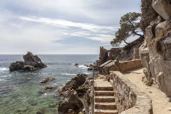 Sendero, Cami de Ronda en Lloret de Mar, Costa Brava, Cataluña, España . — Foto de Stock