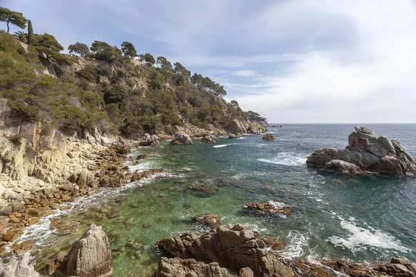 Costa mediterránea y acantilados en Lloret de Mar, Costa Brava, Cataluña, España . — Foto de Stock