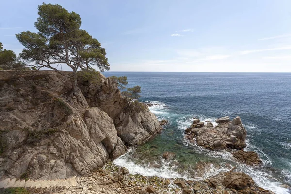 Costa mediterránea y acantilados en Lloret de Mar, Costa Brava, Cataluña, España . — Foto de Stock