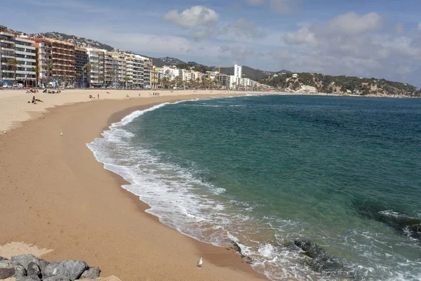 Vista general de Lloret de Mar y playa, Costa Brava, Cataluña, España . —  Fotos de Stock