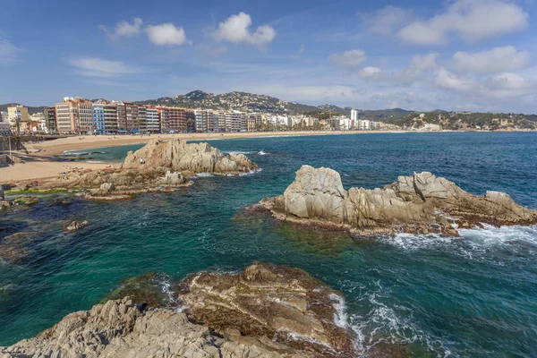 Vista general de Lloret de Mar y playa, Costa Brava, Cataluña, España . — Foto de Stock