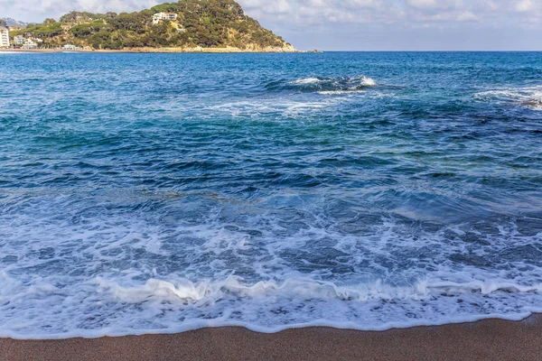 Playa de Fenals en Lloret de Mar, Costa Brava, Cataluña, España . — Foto de Stock