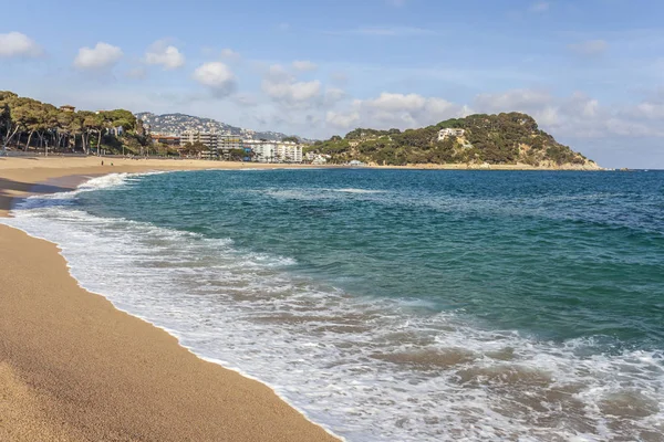 Playa de Fenals en Lloret de Mar, Costa Brava, Cataluña, España . — Foto de Stock