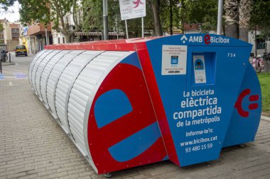 Castelldefels,İspanya: Ebicibox, Elektrikli bisiklet halka açık otopark.